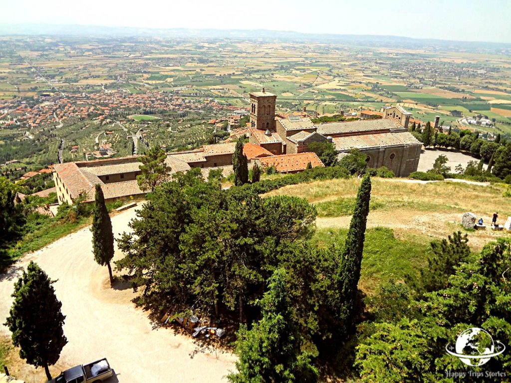 The lack of tourist crowds in the area of the St. Margaret of Cortona Church and the Fortress of Girifalco allows you to enjoy the beautiful sights